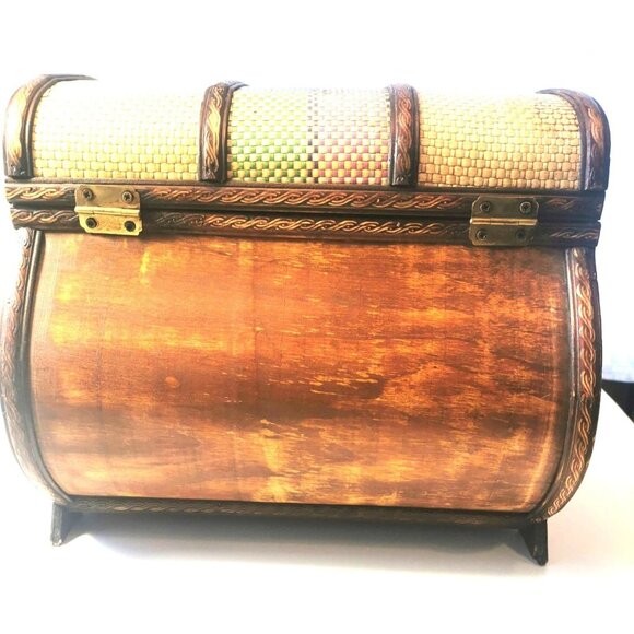Storage Chest / Display Chest Vintage Wicker Clasp Closure - Picture 8 of 13